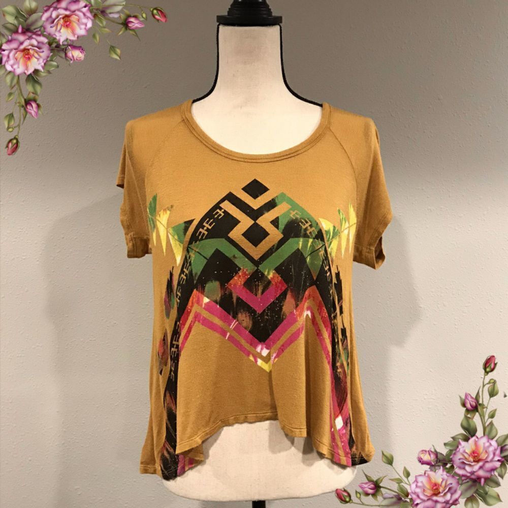 ‎Geometric short sleeve top.